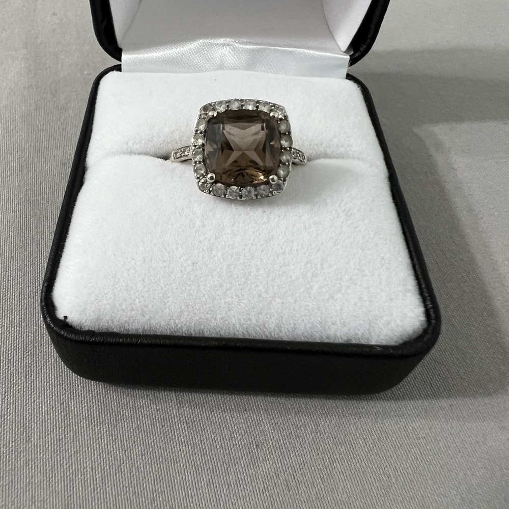 Elegant Silver and Brown Gemstone Ring